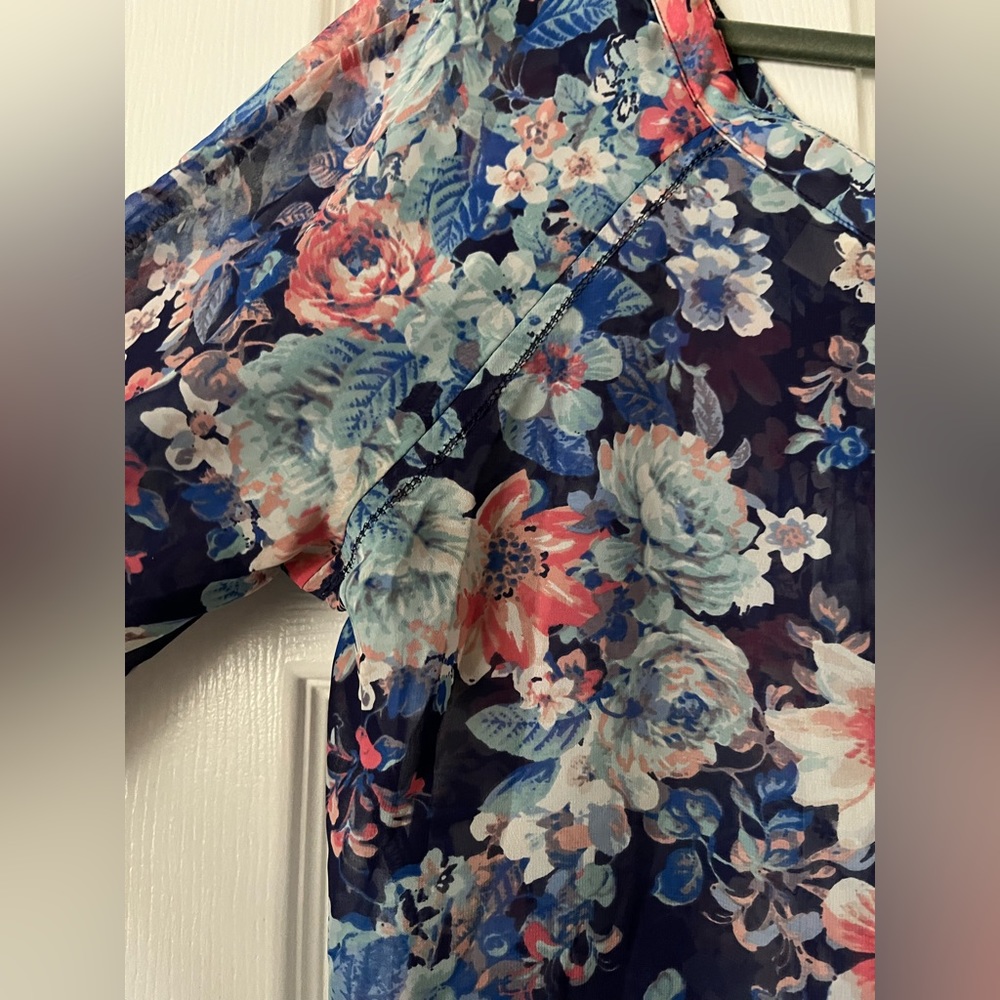LC Lauren Conrad Size MEDIUM floral blouse 🌸 - Picture 2 of 9